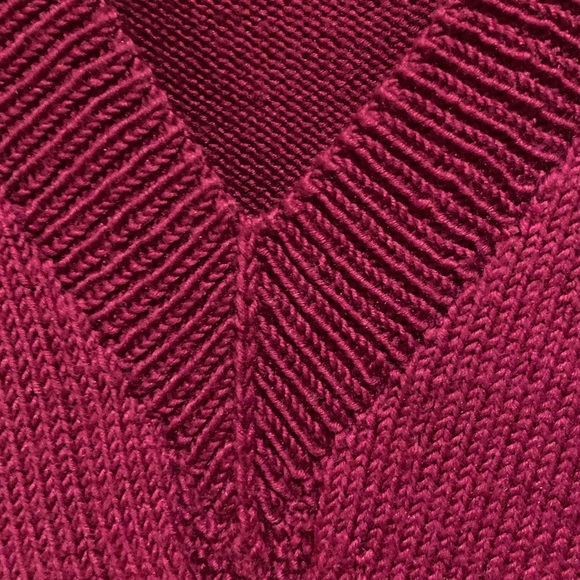 Hand-knit cable-knit wool V-Neck sweater - Picture 8 of 10